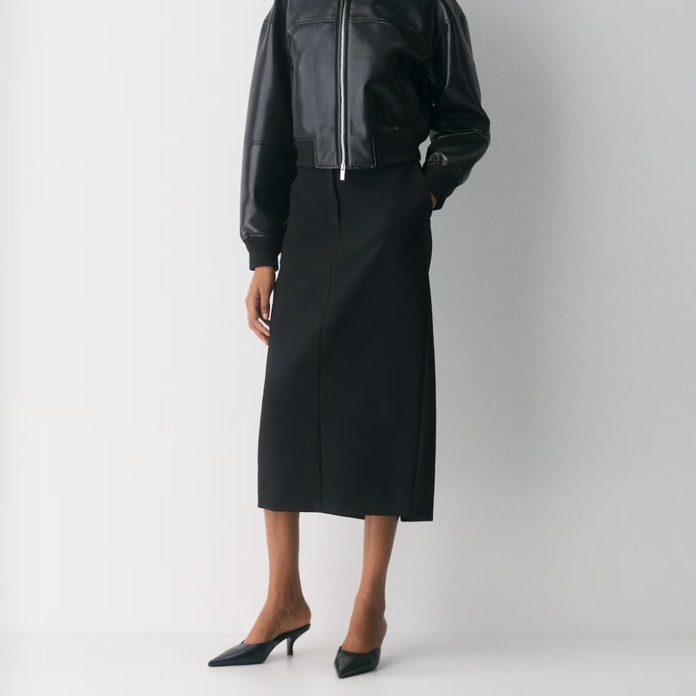 Aritzia Babaton Size 4 mid-length black pencil skirt